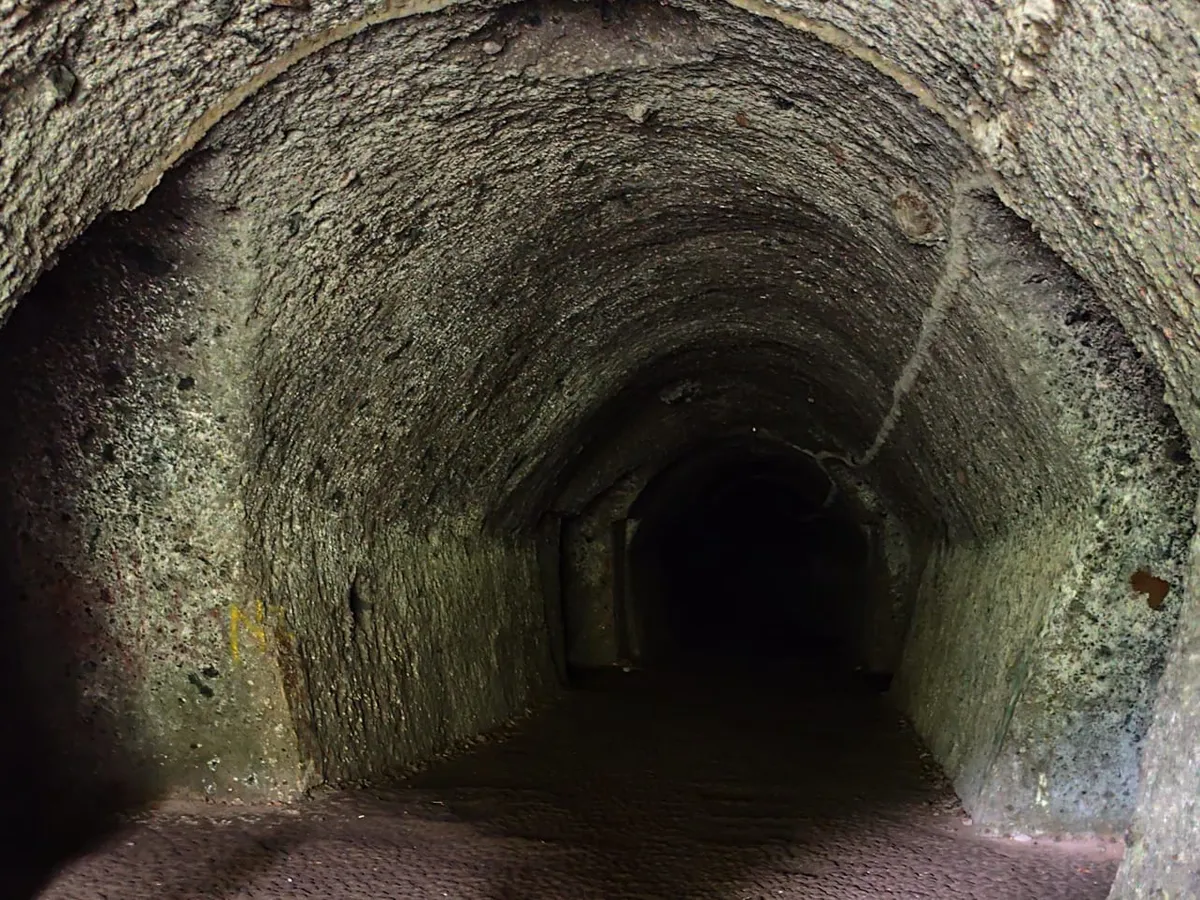 Suasana di dalam Goa Jepang