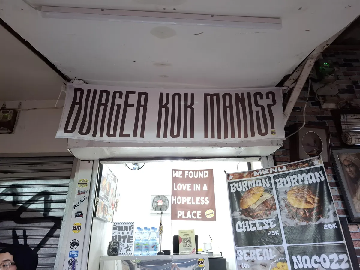 Tulisan di spanduk menarik perhatian pembeli di kawasan Taman Cibeunying Utara, Bandung. (31/10/2025) (Sumber: Zahawa)