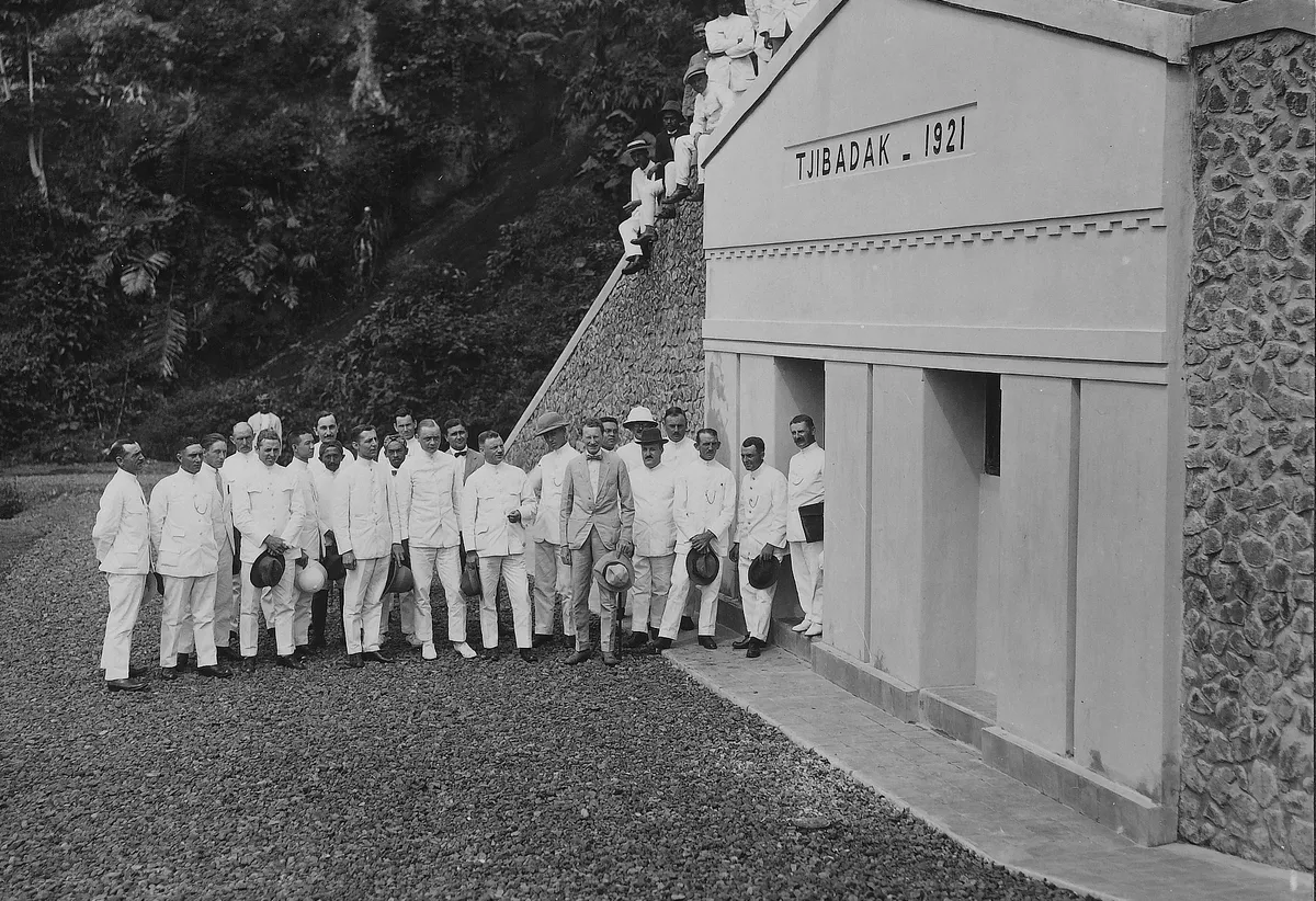 Gedong Cai Tjibadak di Ledeng, Bandung, saat diresmikan pada 1921. (Sumber: KITLV)