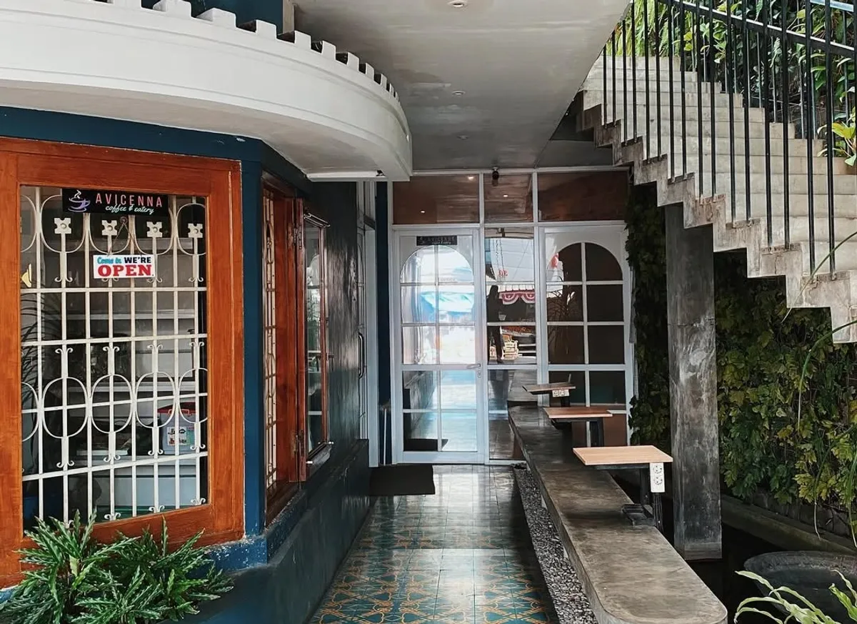 Sejarah sering kali bersemayam dalam ruang-ruang yang tampak biasa, namun menyimpan lapisan kisah yang mendalam. Jejak itu pun kembali hidup melalui sebuah resto bernama House of Tjihapit (HoT). (Sumber: House of Tjihapit)