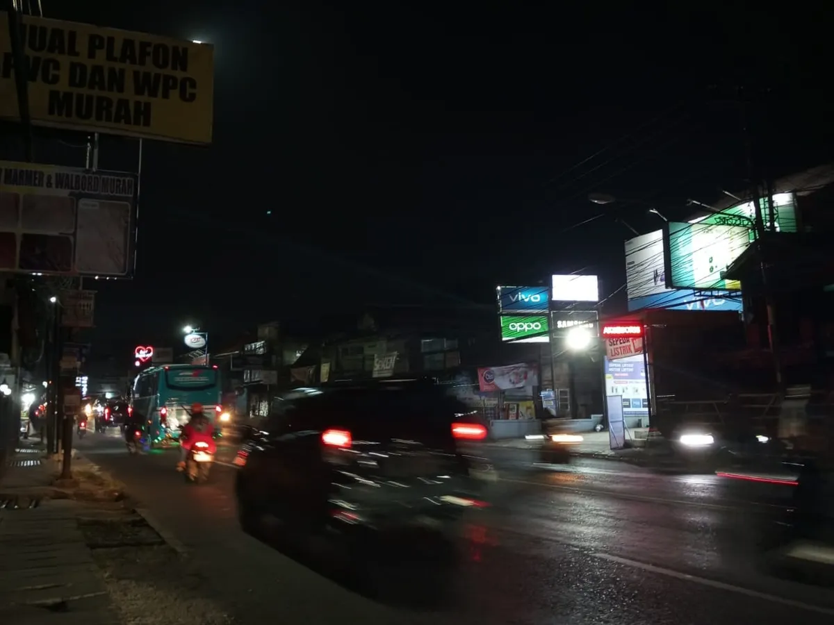 suasana sekitaran bunderan cibiru pada malam hari (Sumber: Dokumentasi Pribadi | Foto: ajil)