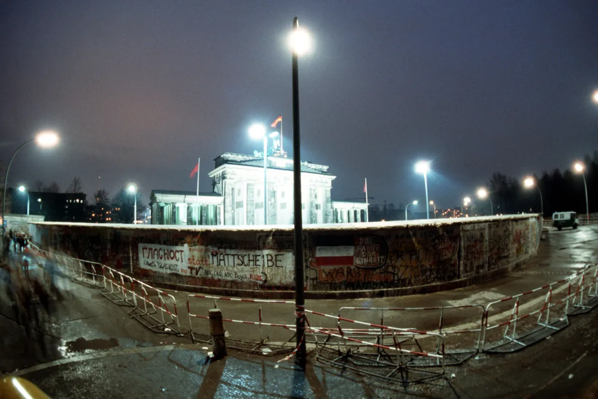 Tembok Berlin dengan latar Brandenburg Gate. (Sumber: Picryl)