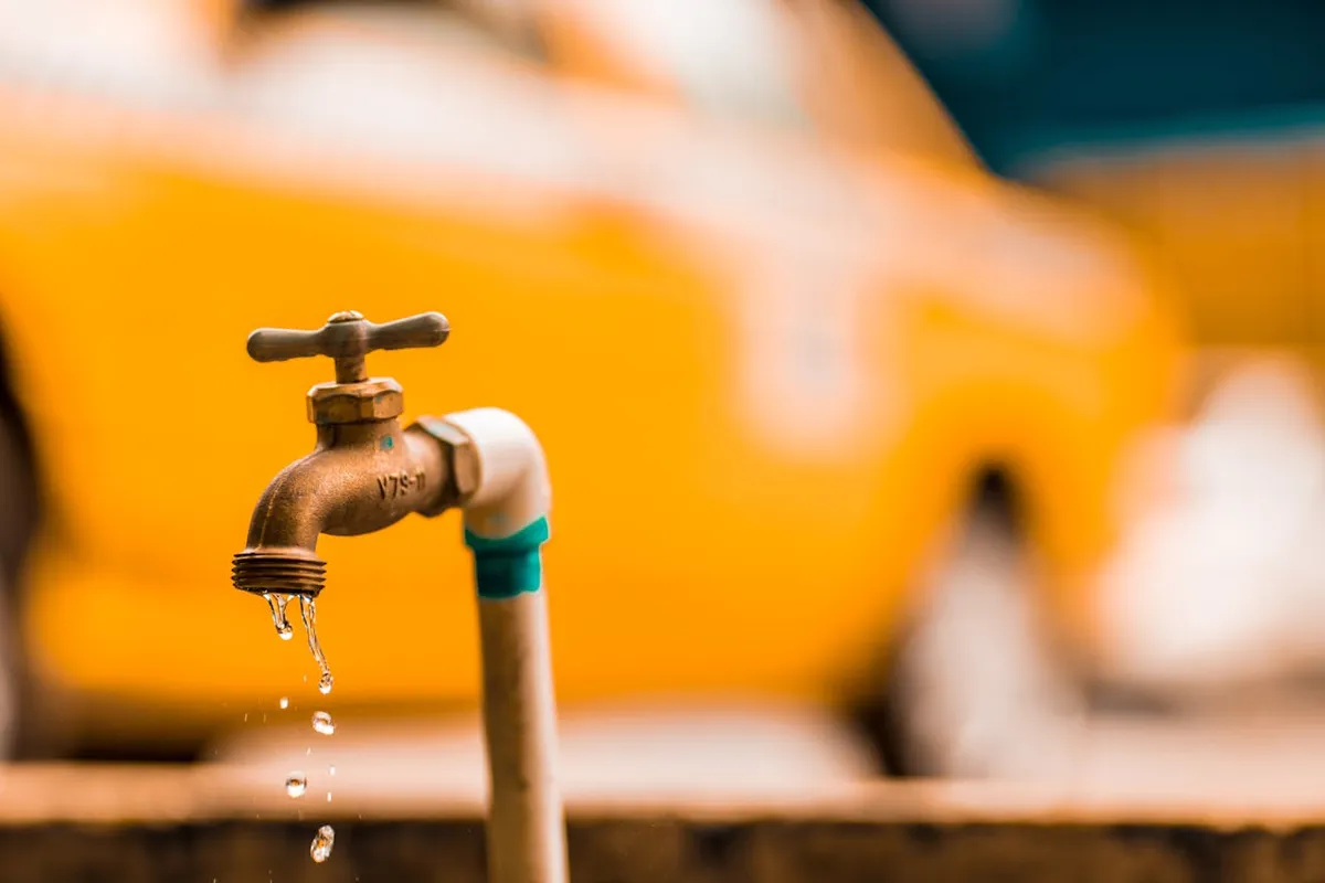 Ada pergeseran hak akses atas sumber air tradisional dari masyarakat ke tangan perusahaan air minum dalam kemasan (AMDK). (Sumber: Pexels/Luis Quintero)