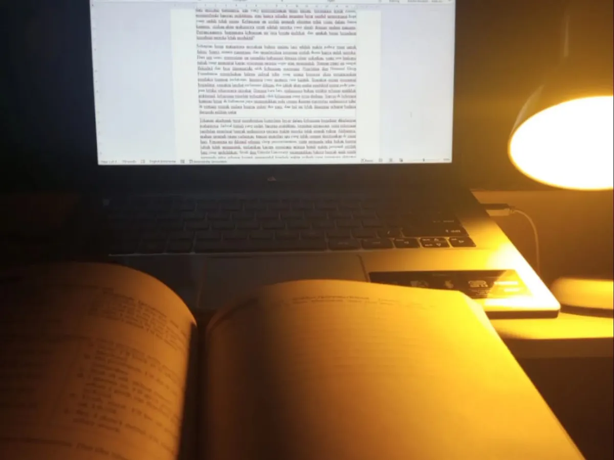 ilustrasi mengerjakan tugas pada malam hari (Sumber: pribadi | Foto: ajil)