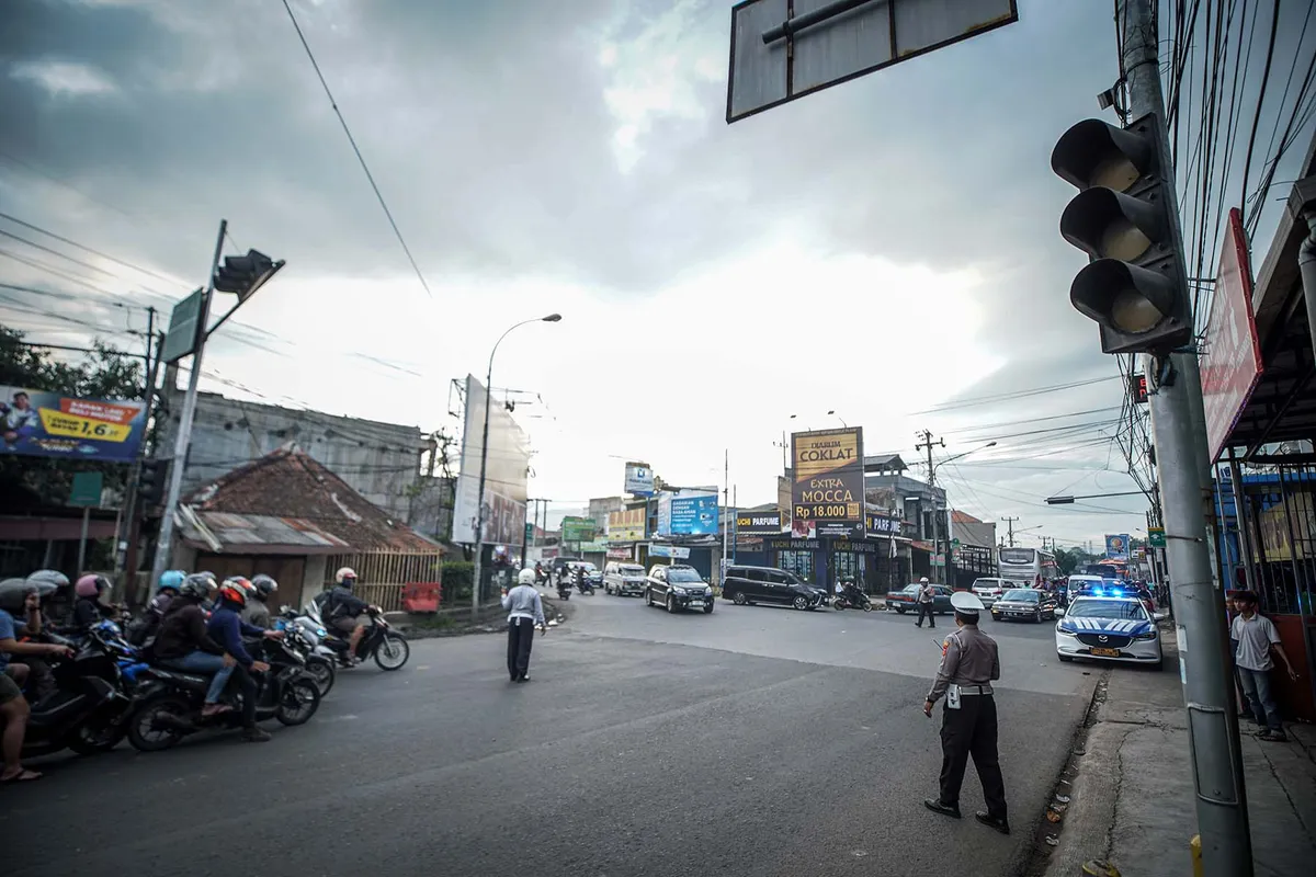 Polisi mengatur skema lalu lintas untuk urai kemacetan di Simpang Banjaran. (Sumber: Ayobandung | Foto: Kavin Faza)
