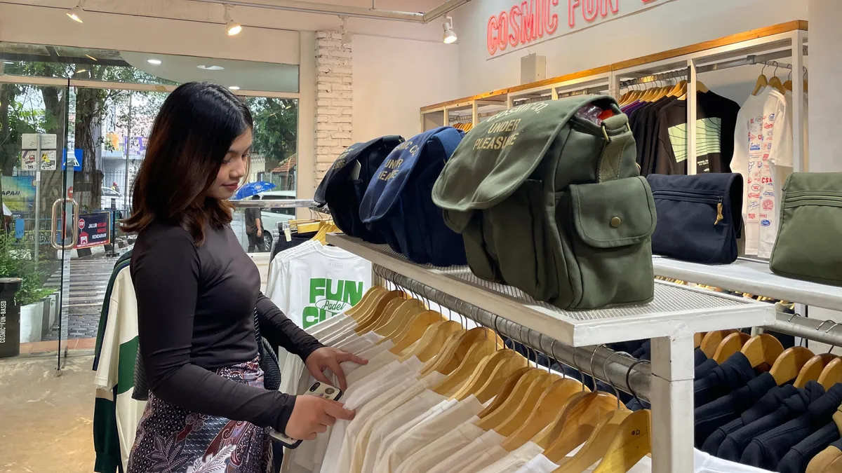 Pengunjung menikmati pengalaman berbelanja di gerai Cosmic Bandung dengan pilihan busana kasual berkualitas (29/10/2025) (Sumber: Bunga Citra Kemalasari)