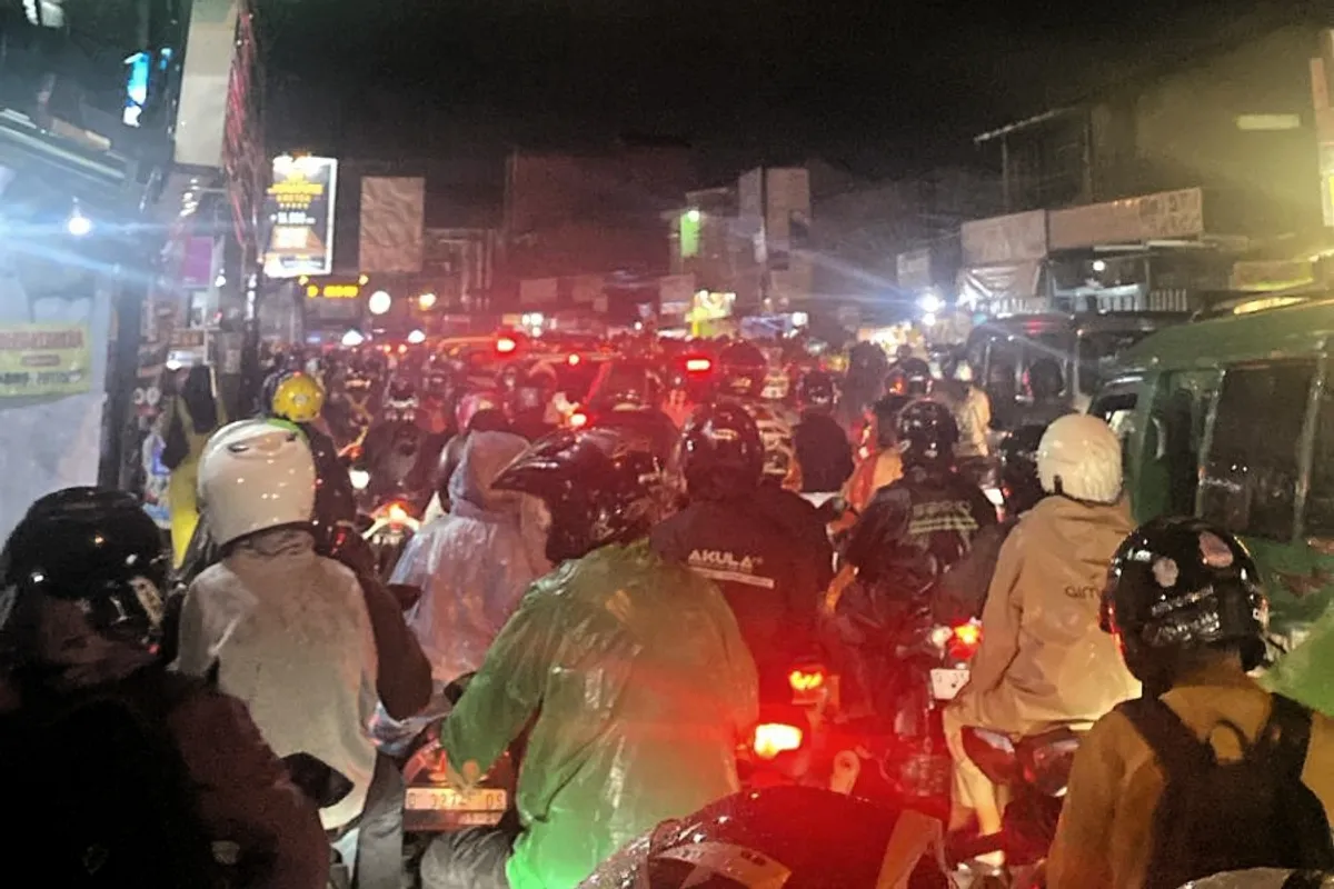 Kemacetan memenuhi Jalan Buah Batu pada Bulan Oktober akibat padatnya arus kendaraan setelah hujan deras. (Foto: Exnachia Clara)