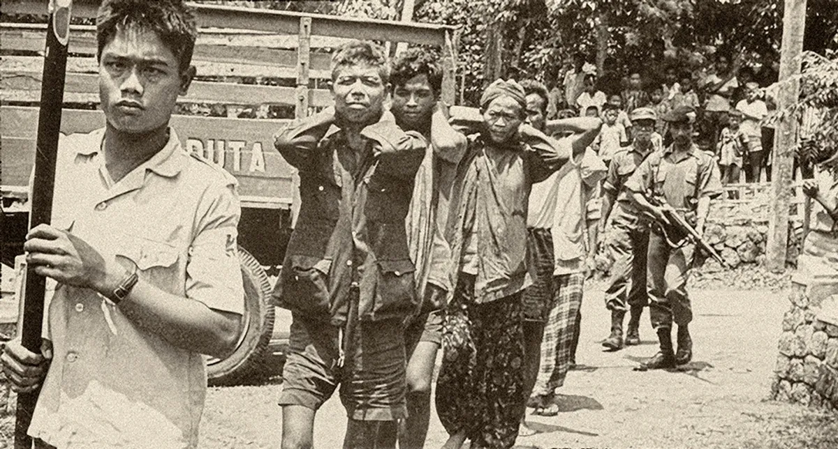 Sekelompok simpatisan PKI yang tertangkap di Jawa Timur. (Sumber: IPPHOS)