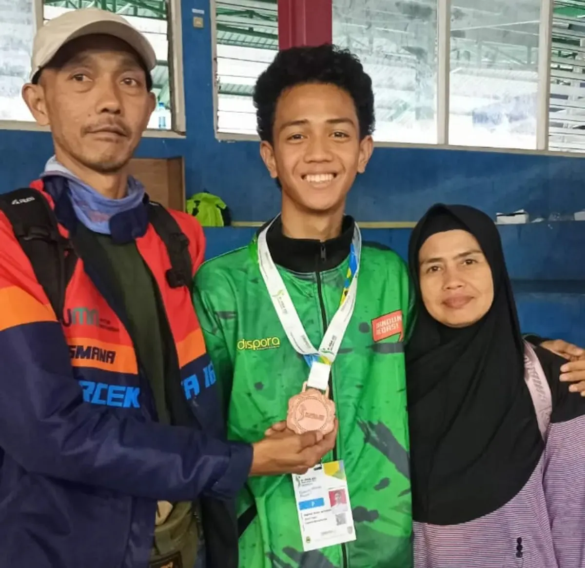Haikal, bersama kedua orang tua. Meraih perunggu di Pekan Olahraga Pelajar Daerah (Popda) Jawa Barat 2023. (Sumber: Narasumber | Foto: Istimewa)