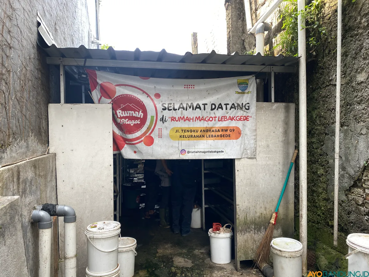 Rumah maggot di branghang RW 9, Kelurahan Lebakgede. Kasgot yang dihasilkan dari budidaya ini digunakan untuk pupuk tanaman hidpronik di sekitarnya. (Sumber: ayobandung.id | Foto: Ikbal Tawakal)