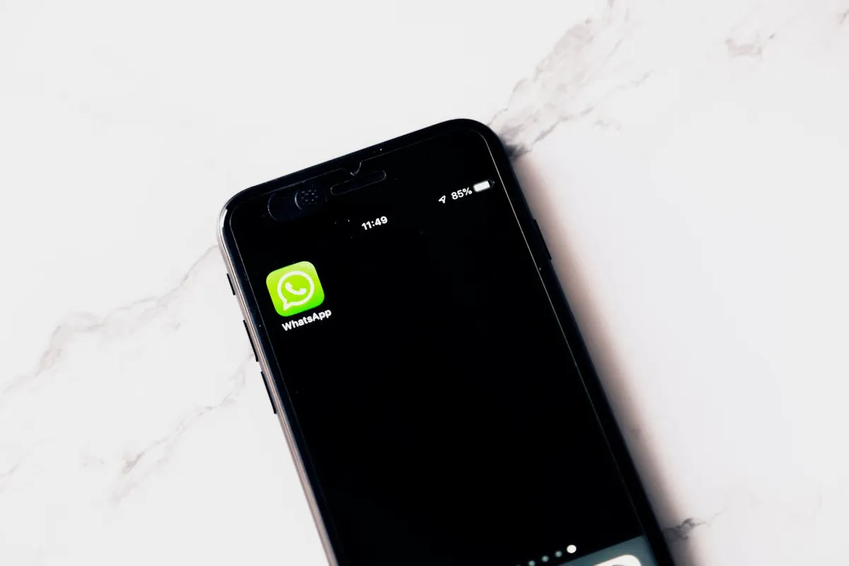 Blokir WhatsApp. Satu klik sederhana, dan seluruh akses komunikasi pun ditutup. (Sumber: Pexels/Image Hunter)