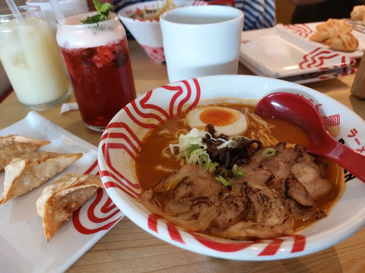 Dari ramen berkuah pedas hingga sushi fusion, dari izakaya bergaya industrial hingga dessert ala Harajuku, Bandung seolah membuka pintu lebar bagi gelombang gastronomi dari Negeri Sakura. (Sumber: Ayobandung.id | Foto: Eneng Reni Nuraisyah Jamil)