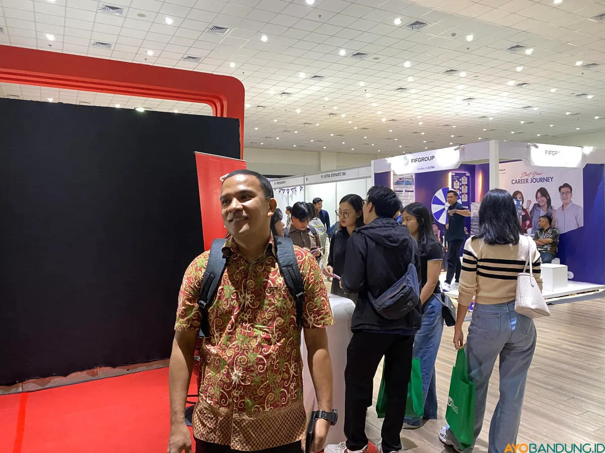 Yohanes, sarjana hukum antusias mengikuti job fair di Unpar Career Expo 2025. (Sumber: ayobandung.id | Foto: Ikbal Tawakal)