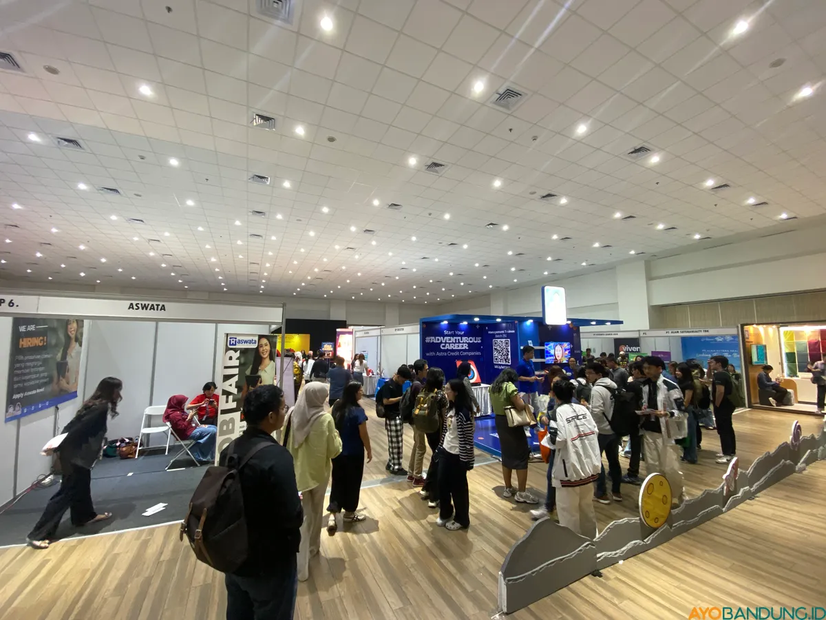 Pameran bursa tenaga kerja di Universitas Katolik Parahyangan pada Kamis, 2 Oktober 2025. Menurut data BPS, jumlah orang yang menganggur per Februari sebanyak 7,28 juta orang atau naik 1,11 persen dibandingkan periode yang sama di 2024. (Sumber: ayobandung.id | Foto: Ikbal Tawakal)