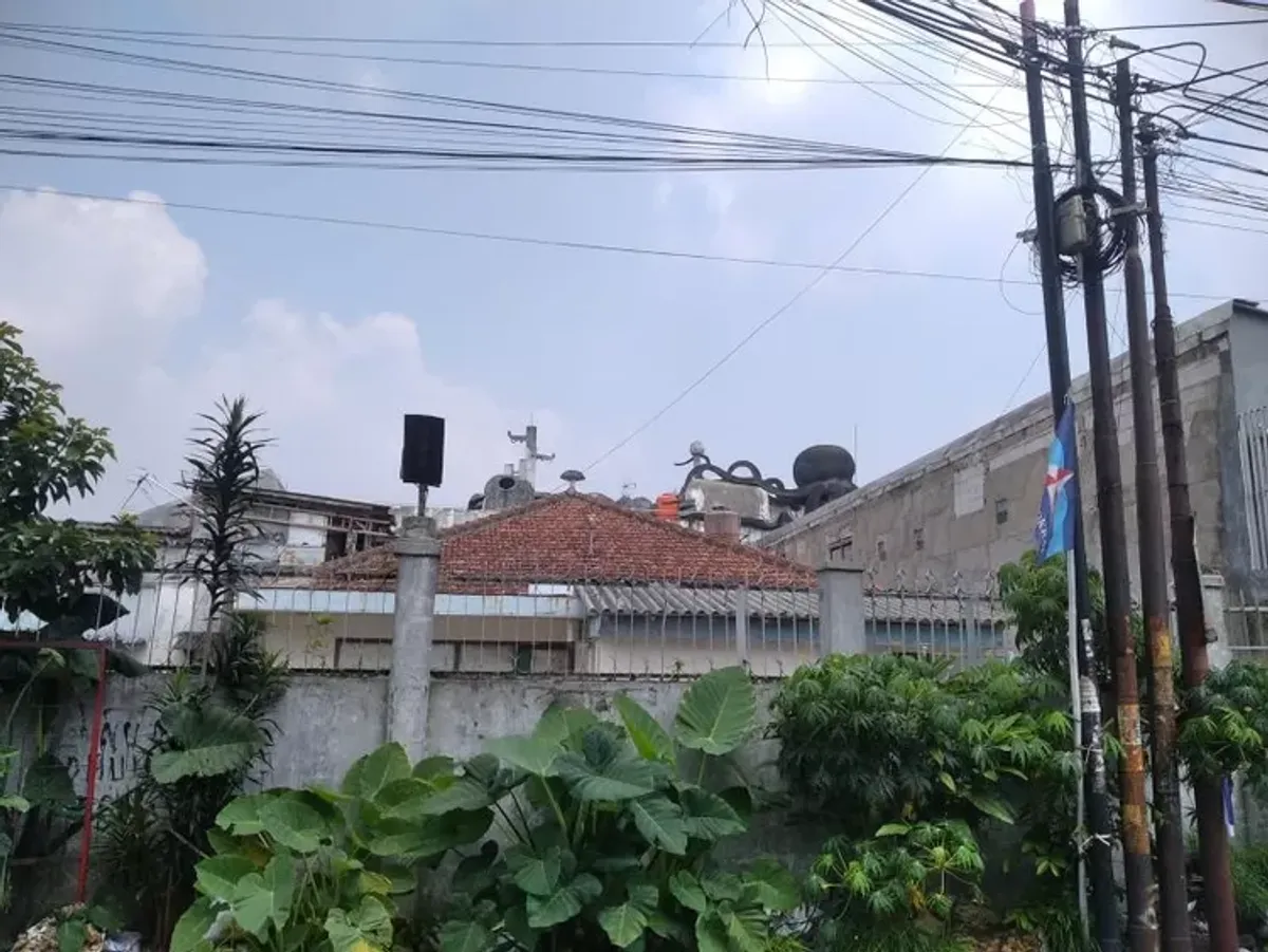 Tampak belakang Rumah Gurita, patung gurita yang berada di lantai atas rumah. Patung gurita berwarna hitam tersebut sering dikaitkan dengan hal mistis. (Sumber: Ayobandung | Foto: Bob Yanuar)
