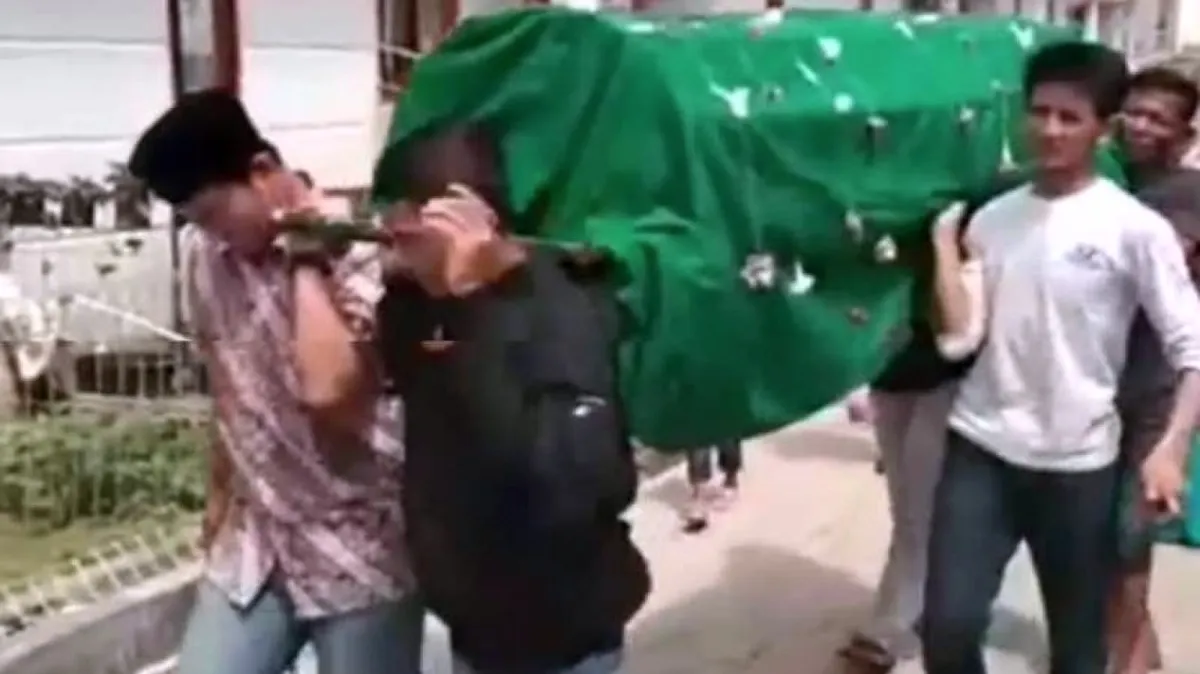 Jenazah Raya saat hendak dimakamkan.