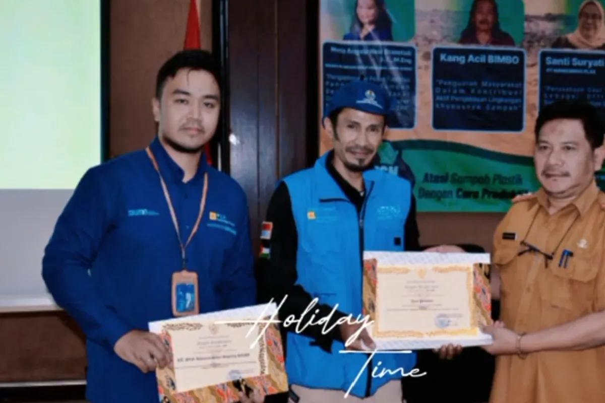 Toni Permana yang mengolah sampah plastik menjadi paving block (Posisi di Tengah) (Sumber: Screenshot Tiktok | Toni.ban-bar)