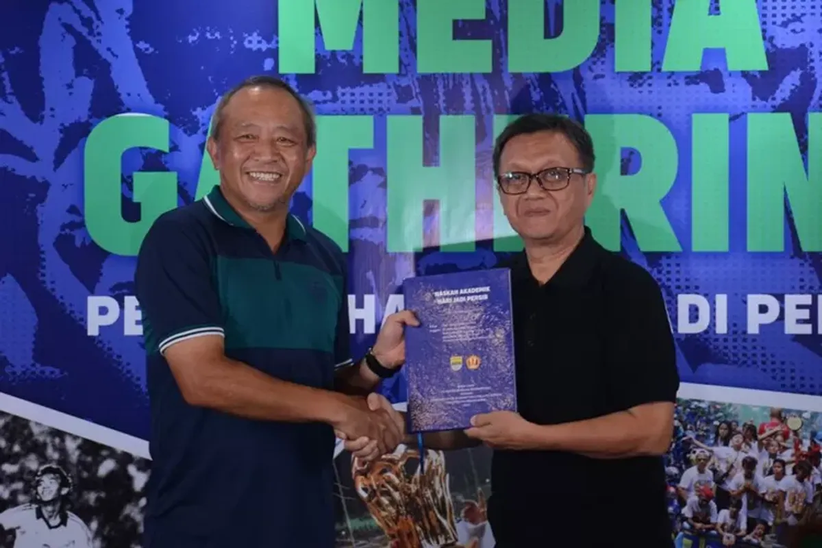 CEO PT Persib Bandung Bermartabat Glenn T. Sugita bersama Guru Besar FIB Unpad Kunto Sofianto. (Sumber: dok. Persib)