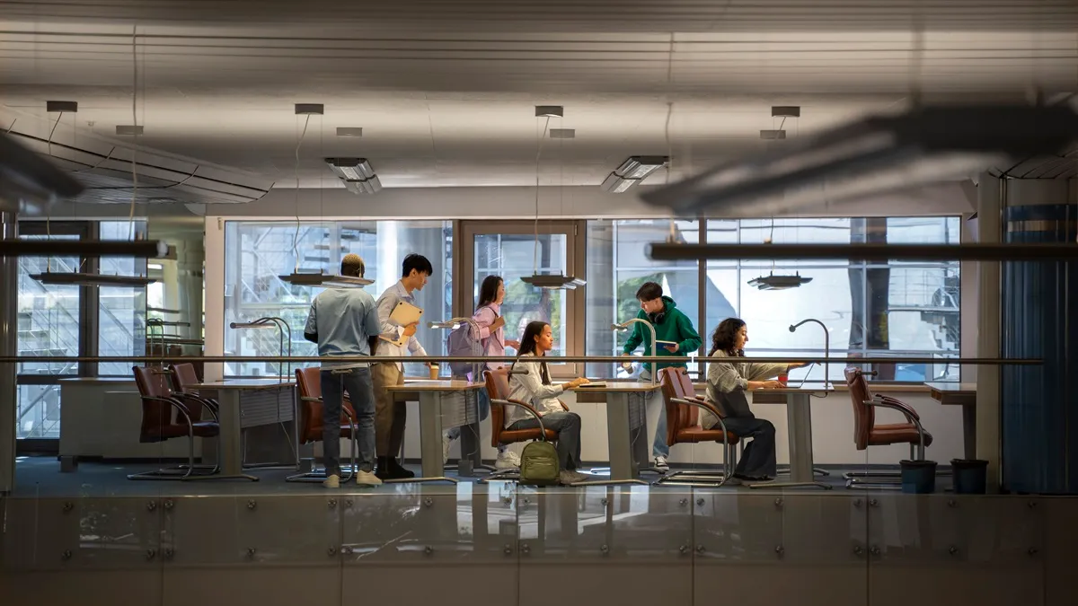 Transformasi cara kerja masyarakat urban mendorong ekosistem co-working space sebagai ruang kerja bersama yang menawarkan fleksibilitas, efisiensi, dan atmosfer kolaboratif. (Foto: Freepik)