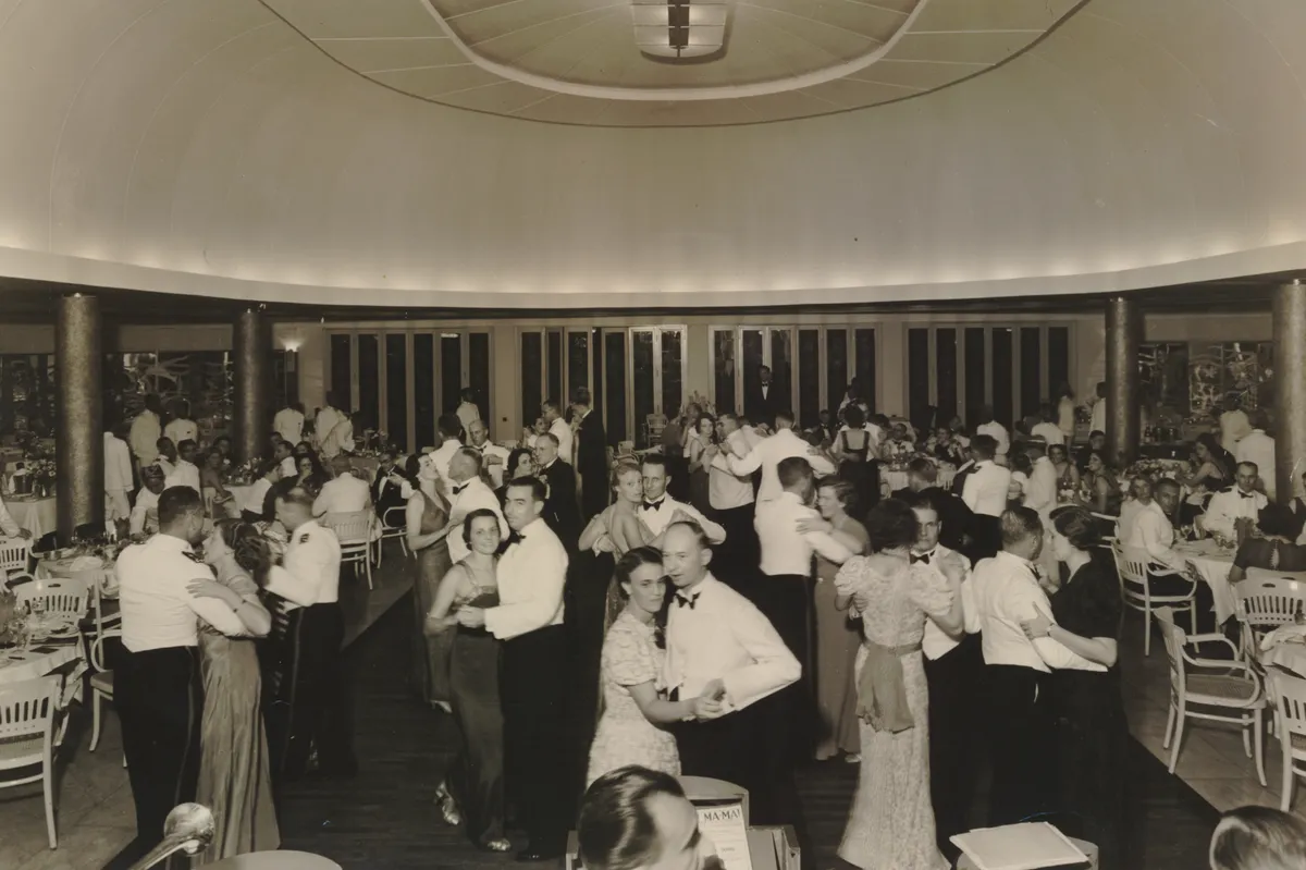 Pesta dansa di Hotel Savoy Homann Bandung tahun 1925-an. (Sumber: KITLV)
