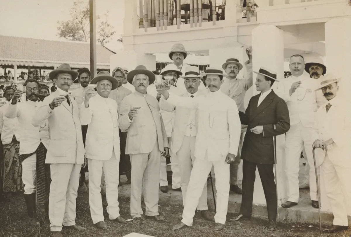 Para Tuan Eropa di Pacuan Kuda Tegllega tahun 1911-an. (Sumber: KITLV)