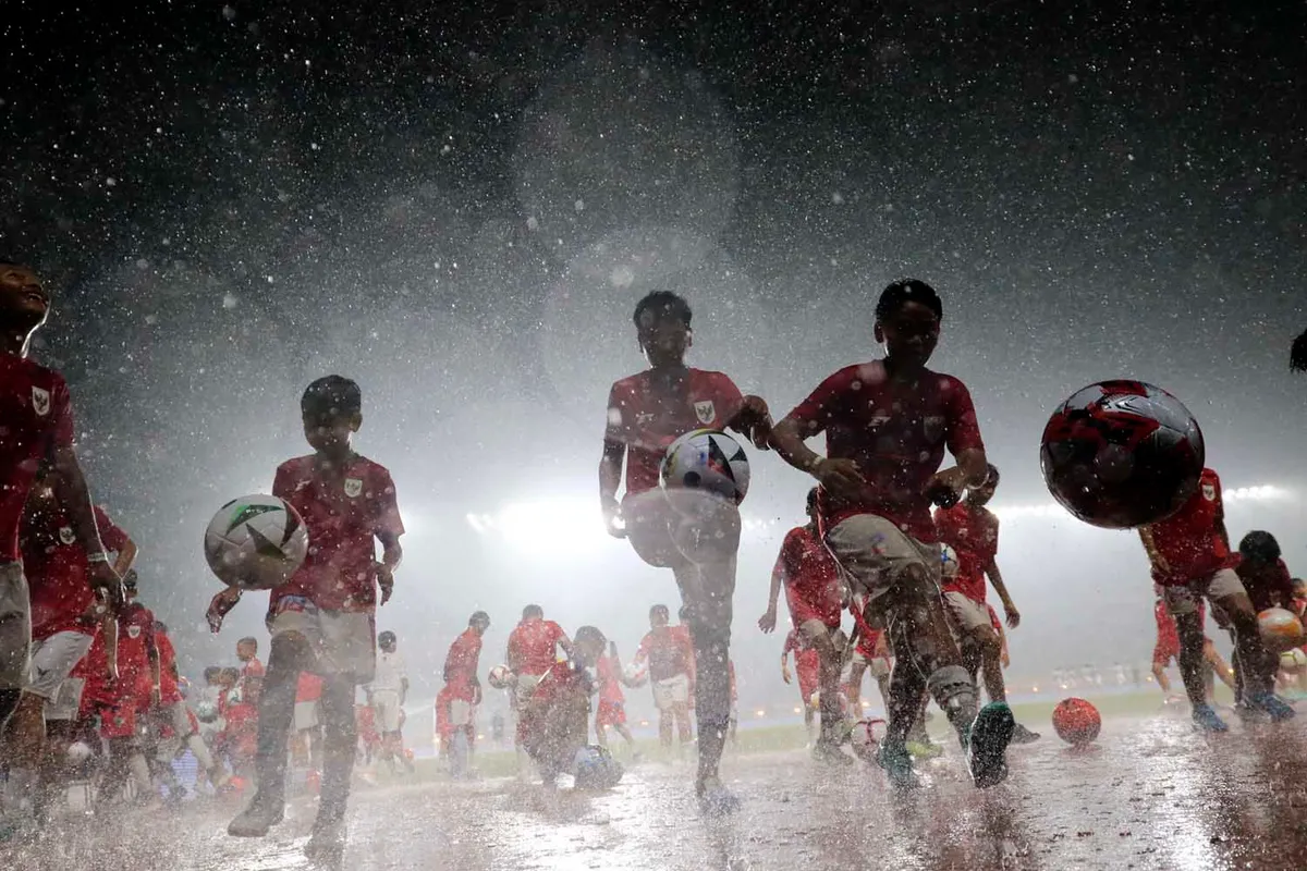 Ilustrasi para pemain muda sepak bola di Indonesia. (Sumber: Ayobandung.id | Foto: Irfan Al-Faritsi)
