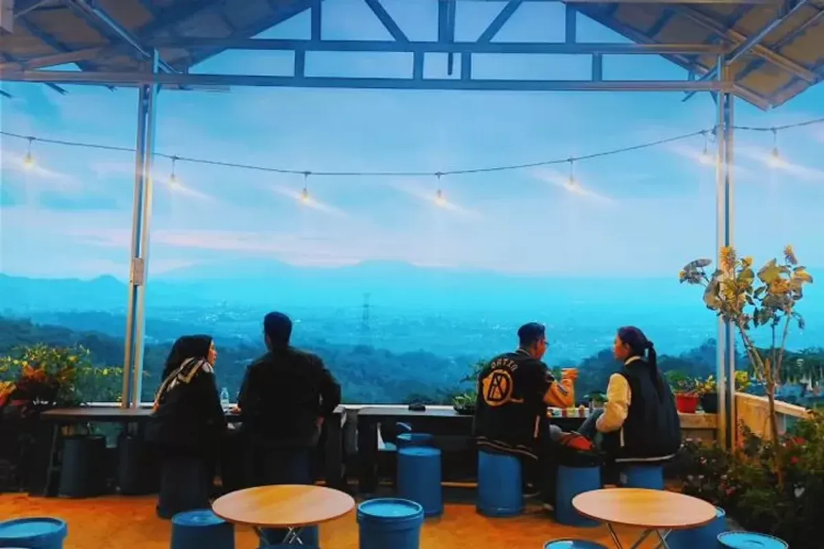Menikmati kopi asli dari alam Bandung Selatan di Kopgun Coffee. (Sumber: Instagram/kopgun_coffee)