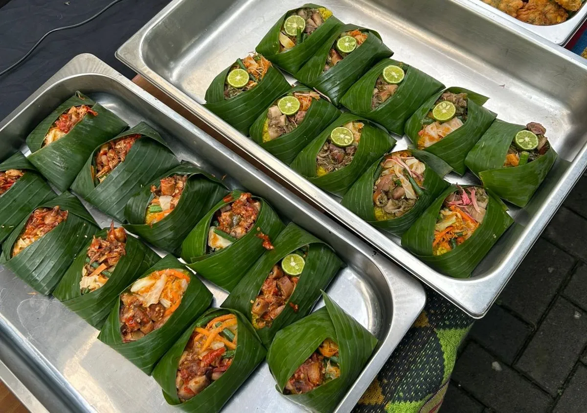 Bukan sekadar menu, nasi kuning di Ramu Saji Heritage adalah medium rasa yang membawa pengunjung pulang ke kenangan masa kecil. (Sumber: Ayobandung.id | Foto: Eneng Reni Nuraisyah Jamil)