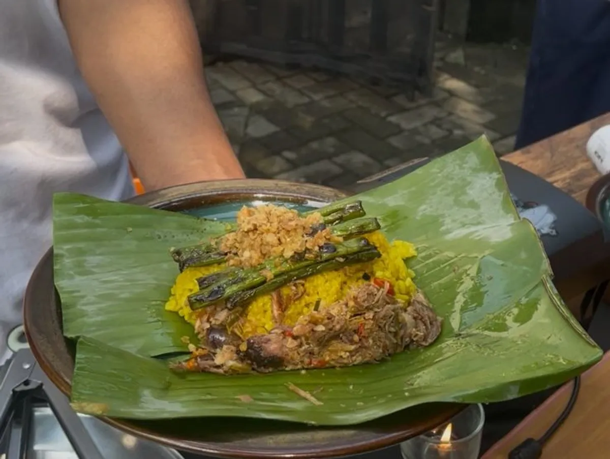 Bukan sekadar menu, nasi kuning di Ramu Saji Heritage adalah medium rasa yang membawa pengunjung pulang ke kenangan masa kecil. (Sumber: Ayobandung.id | Foto: Eneng Reni Nuraisyah Jamil)