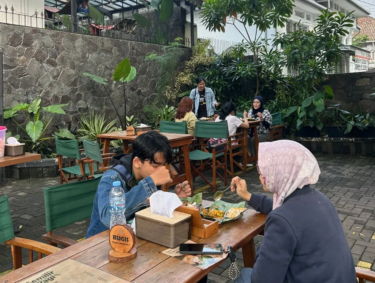 Bukan sekadar menu, nasi kuning di Ramu Saji Heritage adalah medium rasa yang membawa pengunjung pulang ke kenangan masa kecil. (Sumber: Ayobandung.id | Foto: Eneng Reni Nuraisyah Jamil)