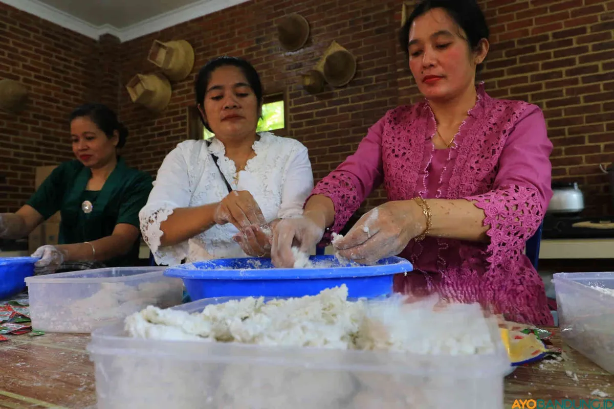 Warga kampung adat Cirendeu membuat produk makanan olahan dari singkong di Kampung Adat Cireundeu, Leuwigajah, Kota Cimahi, Sabtu 5 Agustus 2023. (Sumber: ayobandung.id | Foto: Irfan Al Faritsi)