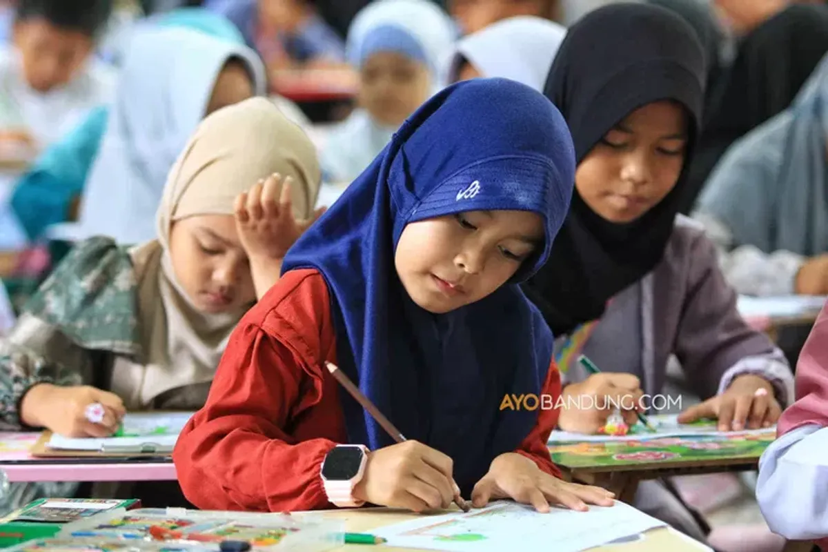 Sejumlah siswa kelas 1-6 di MI Al-Mujtahidin, Padalarang, Kabupaten Bandung Barat, saat ikuti lomba cerdas cermat, pidato, mewarnai, kaligrafi dan fashion show, Selasa 22 Oktober 2024, dalam rangka memperingati Hari Santri Nasional 2024 yang mengambil tema Menyambung Juang Merengkuh Masa Depan. (Sumber: ayobandung.com | Foto: Irfan Al-Faritsi)