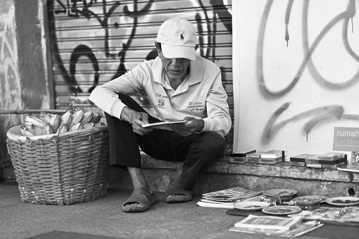 Ilustrasi seorang pria membaca buku. (Sumber: Pexels/Daniel Lee)