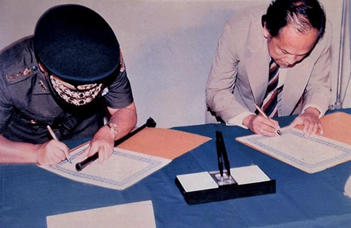 Penandatanganan serah terima Pindad dari Kasad Jenderal Rudini kepada B.J. Habibie tanggal 29 April 1983. (Sumber: Pindad)