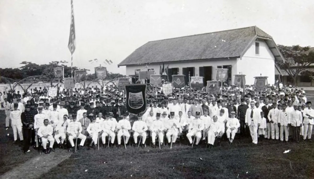 Foto dalam rangka peringatan 75 tahun pabrik Artillerie Constructie Winkel (ACW) di Bandung. (Sumber: Tropenmuseum)