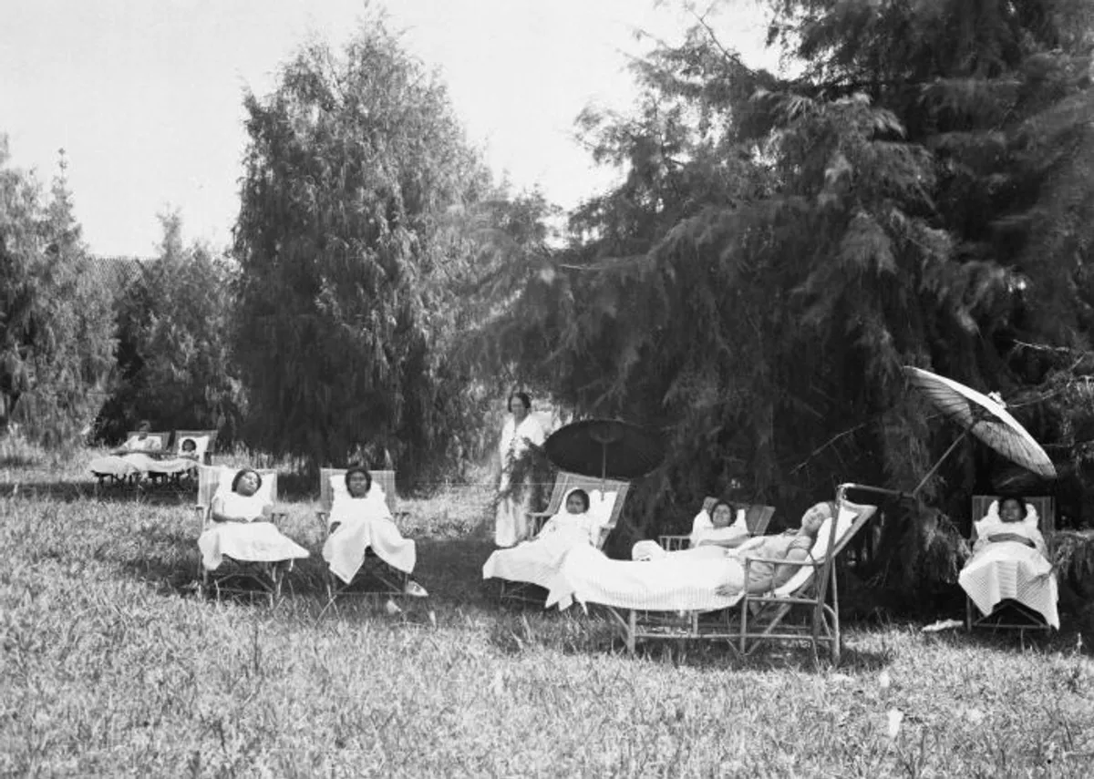 Sejumlah pasien berjemur di Sanatorium Pacet. (Sumber: KITLV)