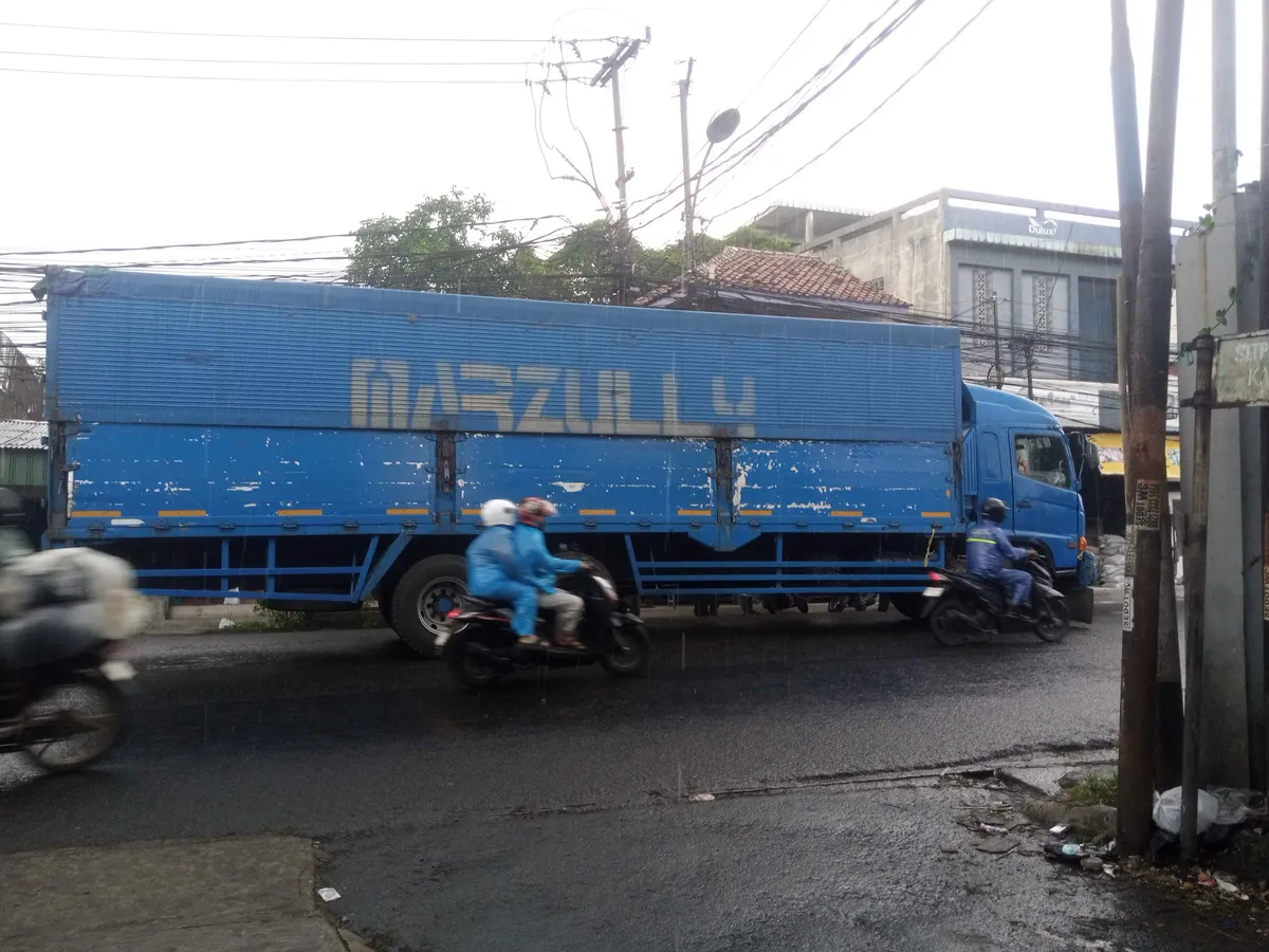 Truk yang sempat menjadi penyebab kemacetan di kawasan Miko Mall- Sayati (11/10) (Sumber: Dokumentasi Penulis | Foto: Dias Ashari)