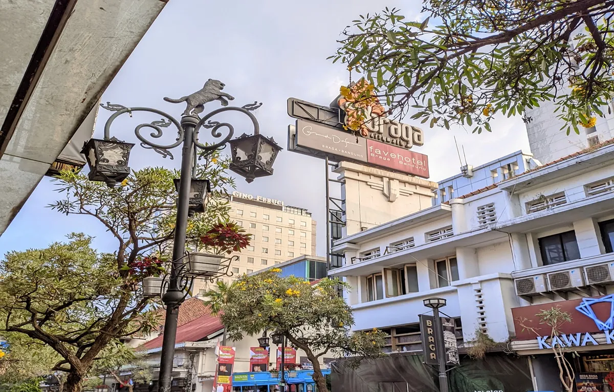 Kawasan legendaris Braga bukan sekadar jalan, melainkan lembaran sejarah yang hidup, menyatu dengan denyut nadi modernitas kota. (Sumber: Ayobandung.id)