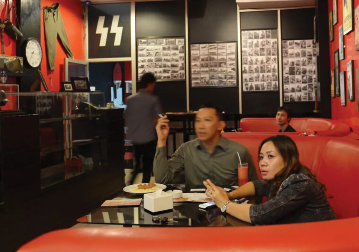 Pengunjung Soldatenkaffee di Bandung. (Sumber: Warfare History Network)