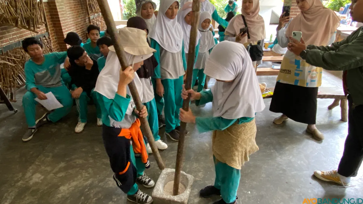 Kampung adat Cireundeu sering dijadikan sebagai tempat edukasi bagi siswa-siswi sekolah. Mereka diajari cara membuat berbagai jenis makanan dari bahan dasar singkong. (Sumber: ayobandung.id | Foto: Ikbal Tawakal)