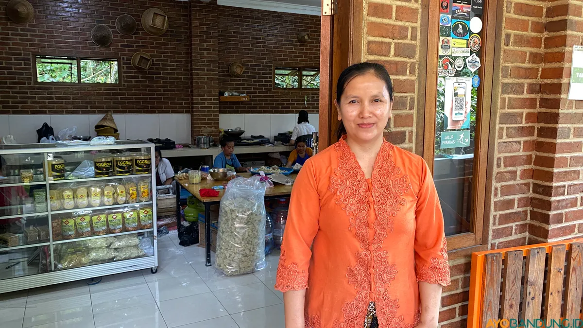 Neneng Suminar perempuan Cireundeu tulen yang menjadi penanggung koperasi dan UMKM kampung adat Cireundeu. (Sumber: ayobandung.id | Foto: Ikbal Tawakal)