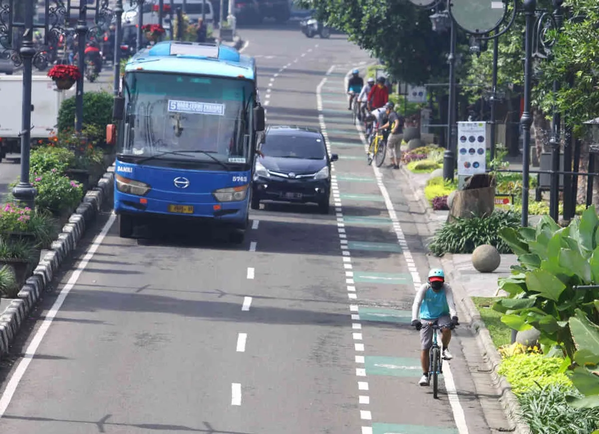 Hiruk pikuk lalu lintas di Kota Bandung tak lagi hanya didominasi oleh deru mesin mobil dan motor. Kini, sepeda turut meramaikan jalanan, menjadi simbol baru gaya hidup sehat. (Sumber: Ayobandung.id)