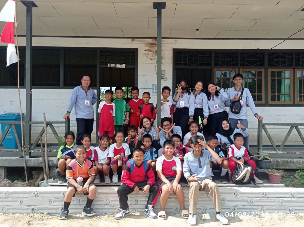 Bersama murid-murid SD Tewang Kadamba, Kalteng (Foto: Andani)