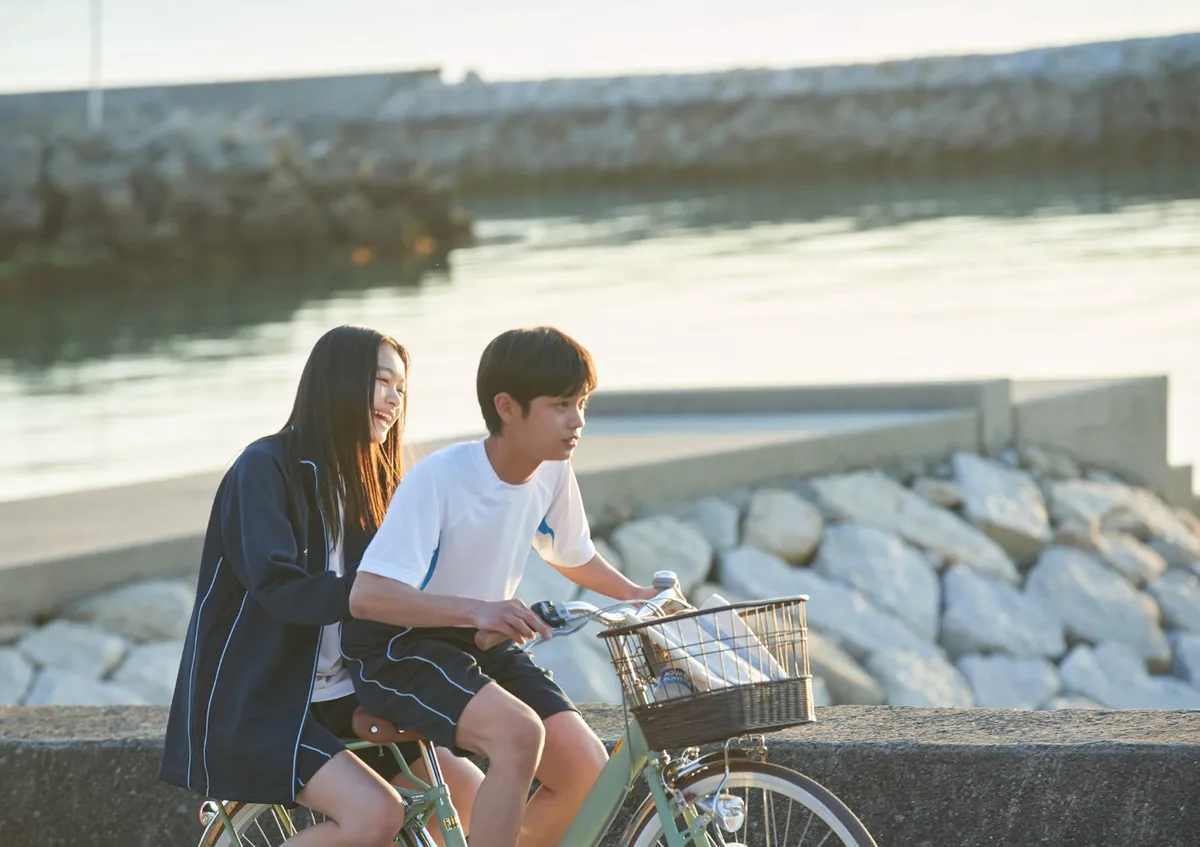 Scene bersepeda di Teasing Master Takagi-san (Sumber: https://www.imdb.com/title/tt29307607/mediaviewer/rm3000269313/?ref_=tt_ph_3 | Foto: IMDb)
