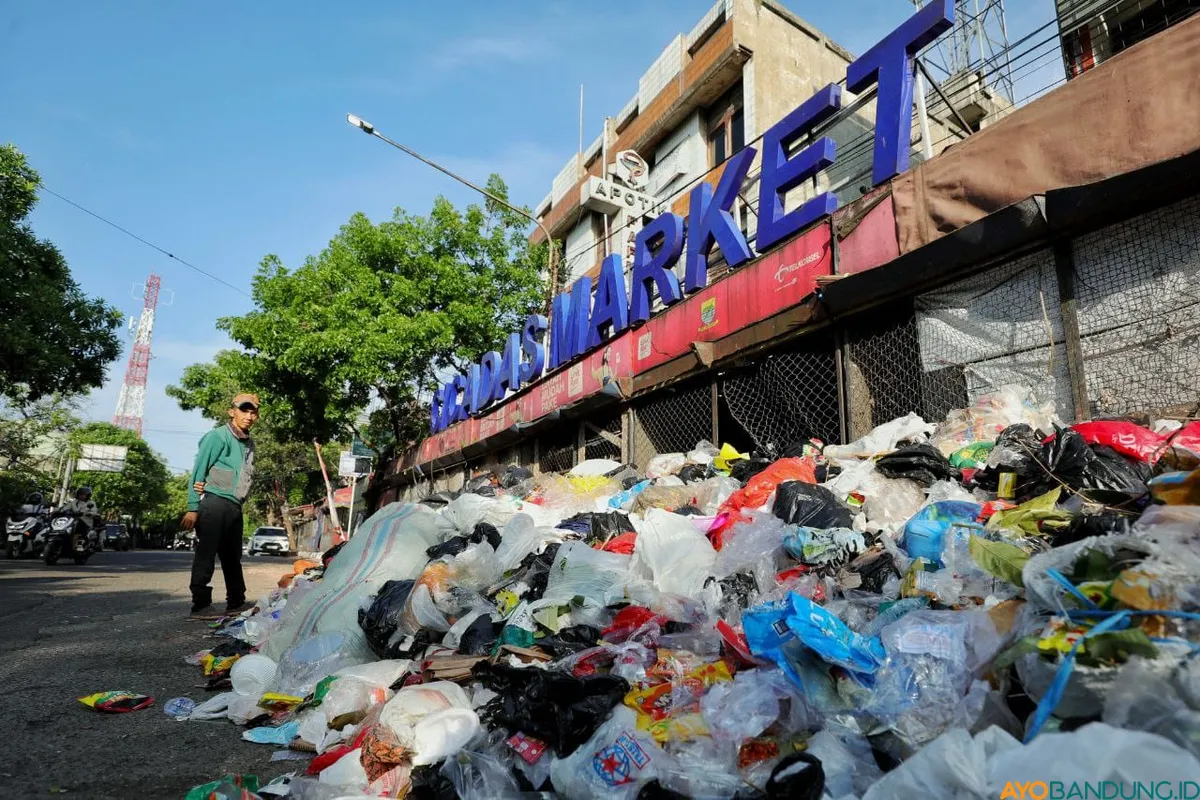 Tumpukan sampah di sekitar Pasar Cicadas, Kota Bandung. (Sumber: ayobandung.id | Foto: Irfan Al Faritsi)