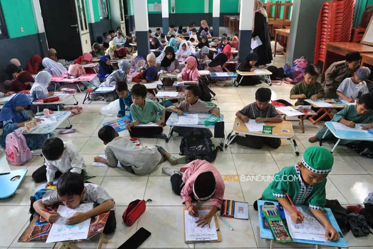 Sejumlah siswa kelas 1-6 di MI Al-Mujtahidin, Padalarang, Kabupaten Bandung Barat, saat ikuti lomba cerdas cermat, pidato, mewarnai, kaligrafi dan fashion show, Selasa 22 Oktober 2024, dalam rangka memperingati Hari Santri Nasional 2024 yang mengambil tema Menyambung Juang Merengkuh Masa Depan. (Sumber: ayobandung.com | Foto: Irfan Al-Faritsi)