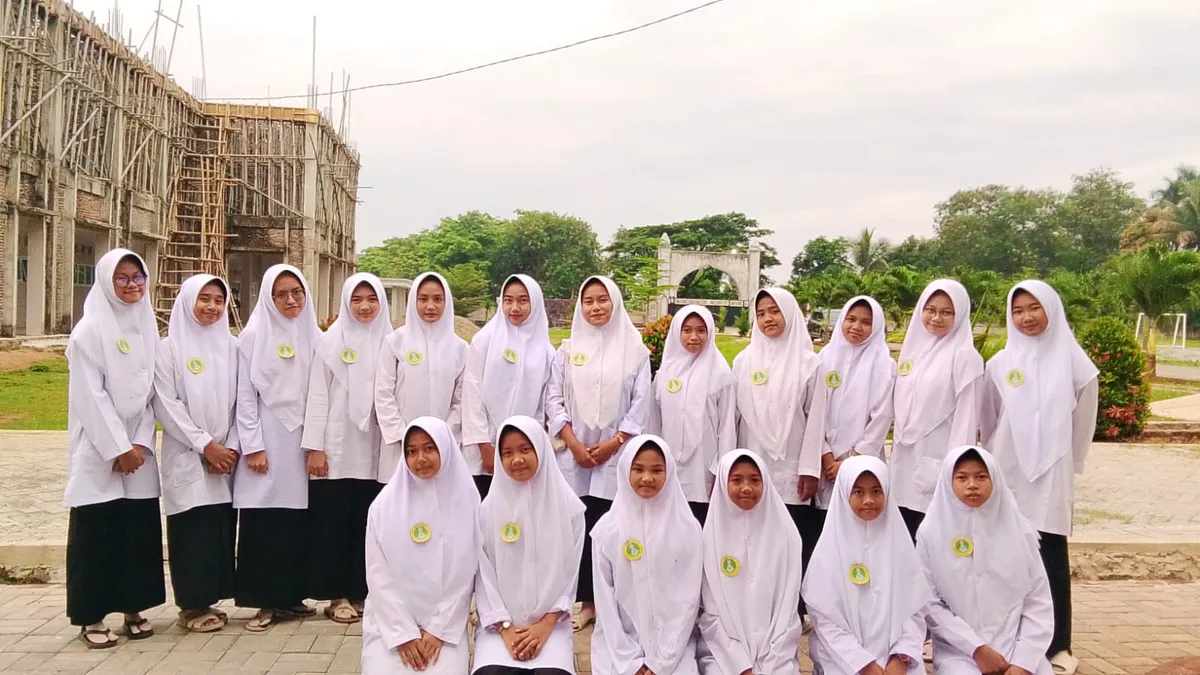 Kaka Fia, Anak Pertama Kelas 4 bersama santriwan Pondok Pesantren Al-Kamil melakukan foto bersama sebelum mengikuti Upacara Hari Santri 2025 di Masjid Raya Al-A'zhom Kota Tangerang, Rabu (22/10/2025). (Sumber: Grup WhatsApp Orangtua | Foto: Istimewa)