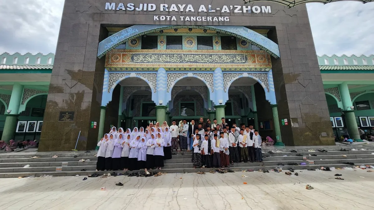 Kaka Fia, Anak Pertama Kelas 4 bersama santriwan dan santriwati Pondok Pesantren Al-Kamil melakukan foto bersama setelah mengikuti Upacara Hari Santri 2025 di Masjid Raya Al-A'zhom Kota Tangerang, Rabu (22/10/2025). (Sumber: Grup WhatsApp Orangtua | Foto: Istimewa)