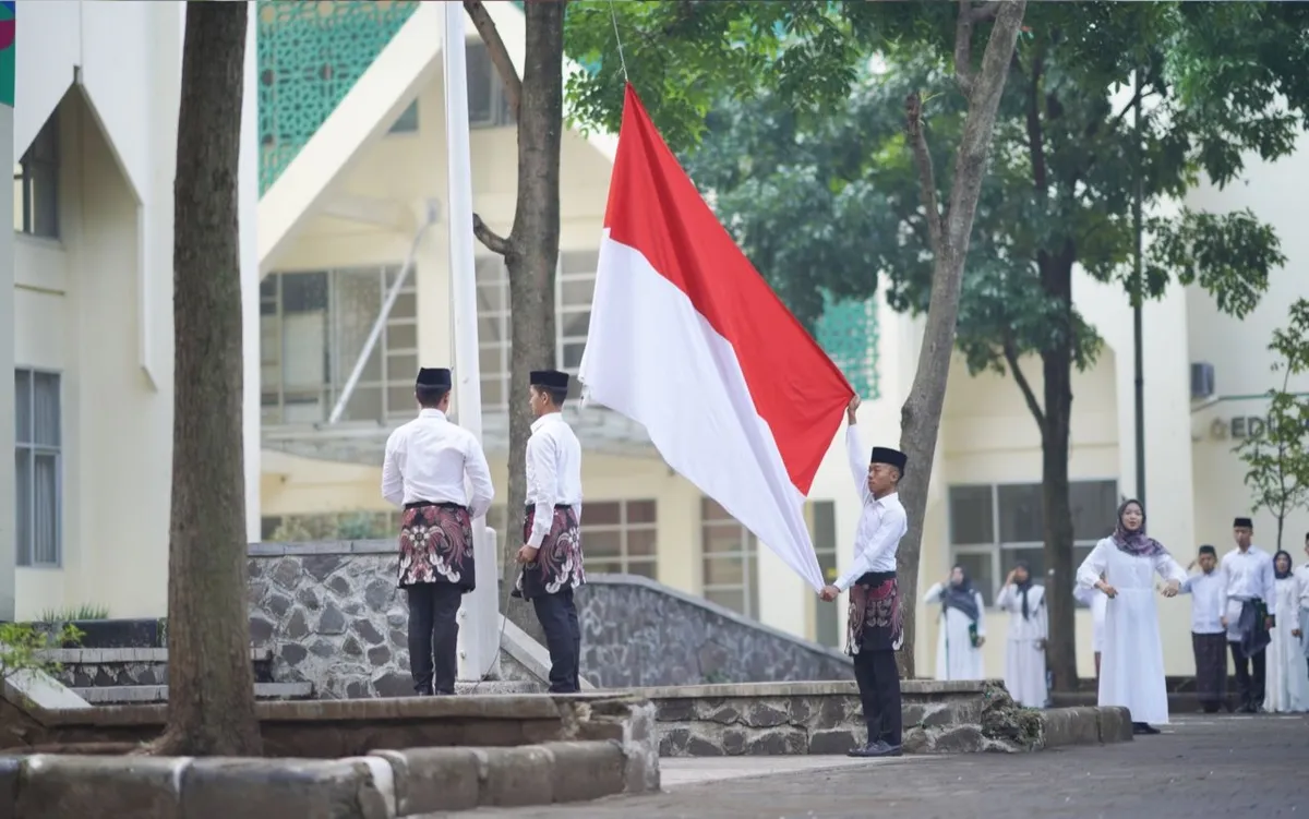 Pengibaran bendera merah putih saat upacara Hari Santri 2025 di Taman Kujang, depan Gedung Anwar Musaddad UIN Sunan Gunung Djati Bandung Kampus I, Rabu (22/10/2025). (Sumber: www.uinsgd.ac.id | Foto: Humas)