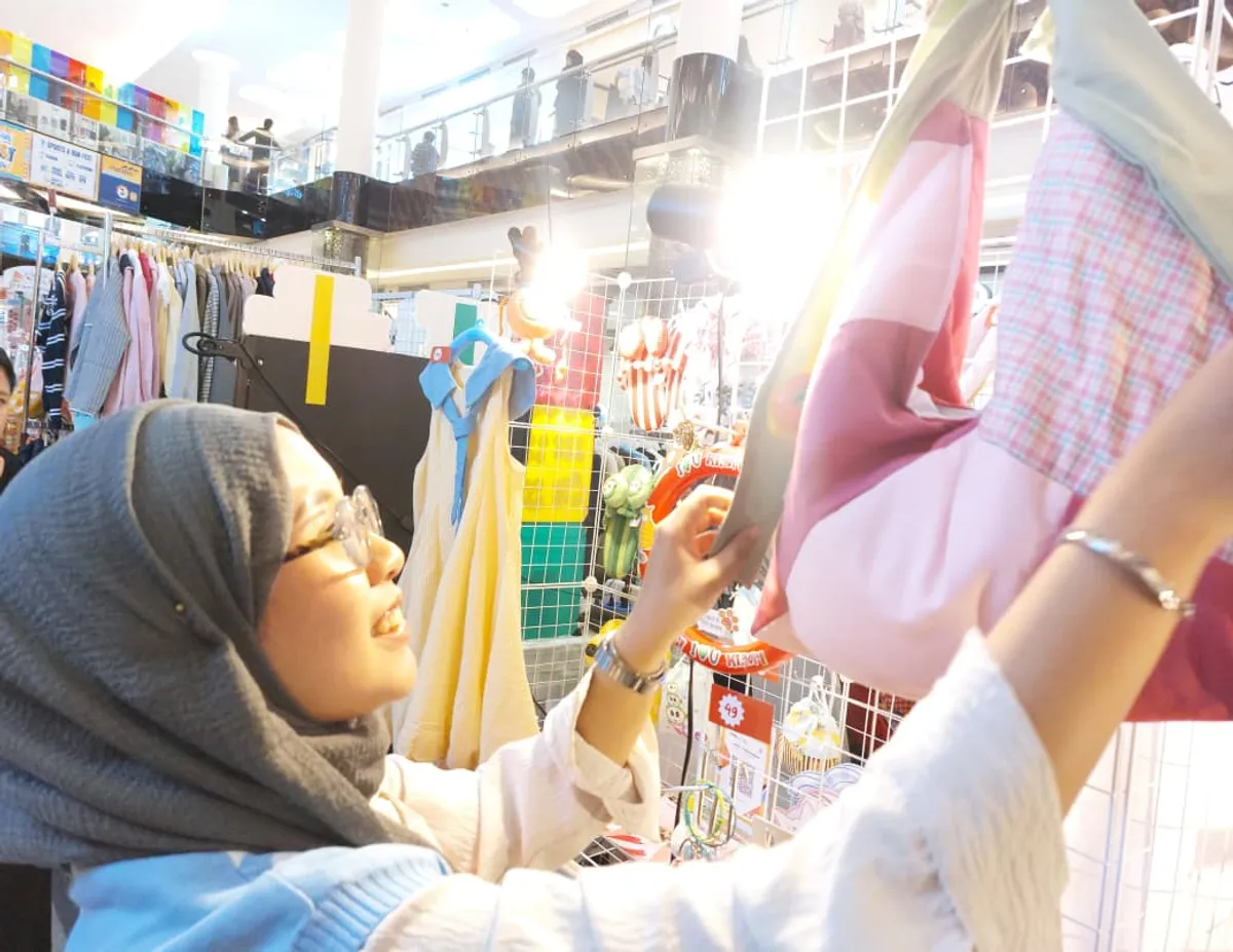 Dari Hi Paipe, Arin tak pernah membayangkan bahwa hobi menjahit kecil-kecilan akan berkembang menjadi brand fashion lokal yang diminati hingga internasional. (Sumber: Ayobandung.id | Foto: Eneng Reni Nuraisyah Jamil)